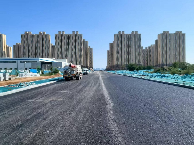 咸阳市装备制造产业园天惠路（兴业西路—城市运动公园）沥青下面层顺利贯通