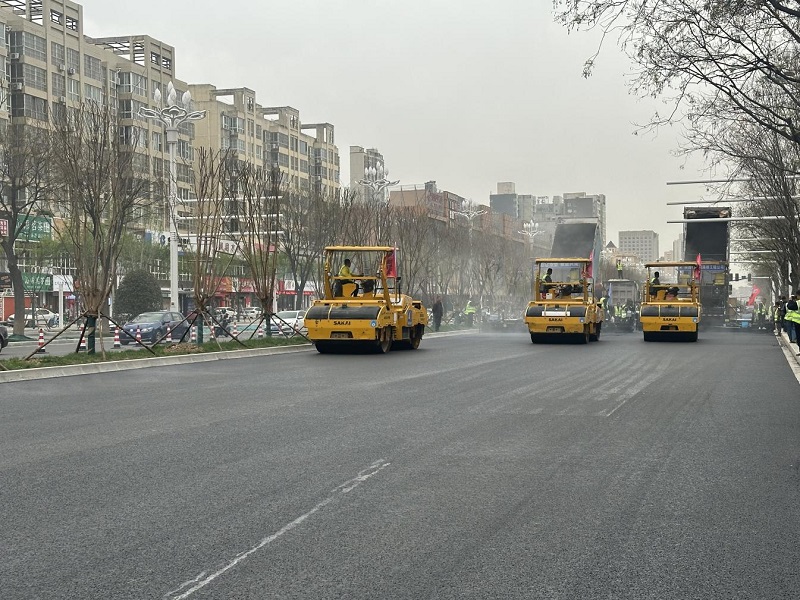 我市城区首条SMA市政路铺筑全面启动